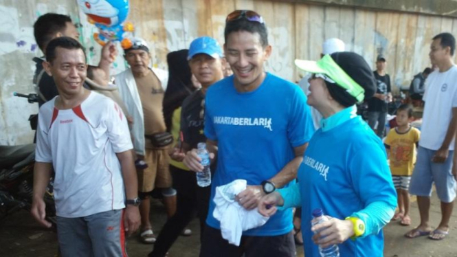 Sandiaga Uno (tengah) saat berlari di Banjir Kanal Timur, Jakarta.