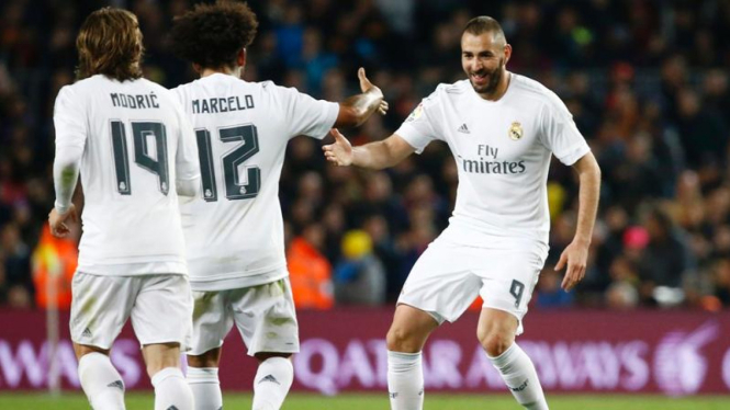 Para pemain Real Madrid merayakan gol Karim Benzema (kanan).