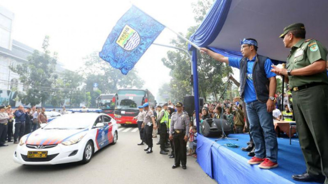 Wali Kota Bandung Ridwan Kamil melepas Bobotoh menuju Jakarta