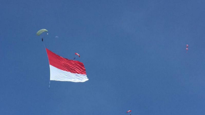 Prajurit Kopassus kibarkan bendera merah putih.