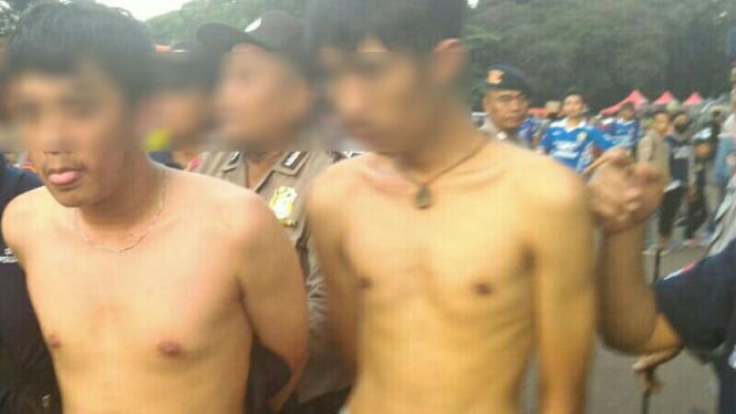Dua suporter Persib Bandung ditangkap saat terjadi keributan di SUGBK, Minggu, 3 April 2016.