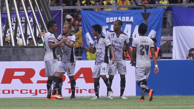 Pesepakbola Sriwijaya FC merayakan gol pertama ke gawang Bali United.