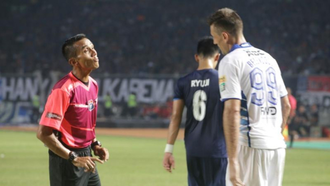 Wasit di laga final Piala Bhayangkara, Nusur Fadillah (kiri)