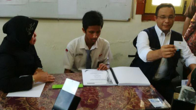 Mendikbud Anies Baswedan dan Walikota Surabaya Tri Rismaharini, melakukan inspeksi persiapan UN di SMAN 8 Surabaya