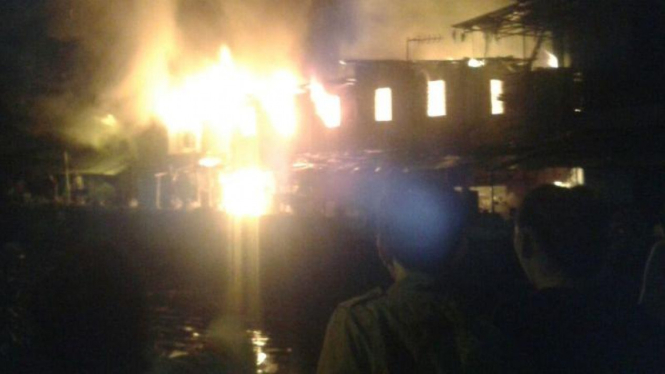 Kebakaran di Bendungan Jago, Kemayoran, Senin (4/4/16) malam.
