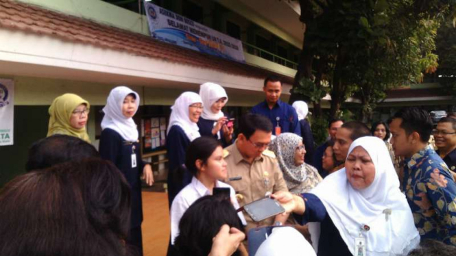 Gubernur DKI Jakarta Basuki Tjahaja Purnama tinjau UN tingkat SMA