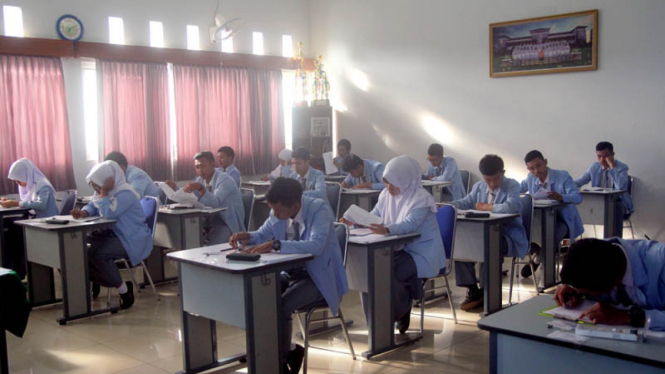 Sejumlah siswa-siswi mengikuti Ujian Nasional. 