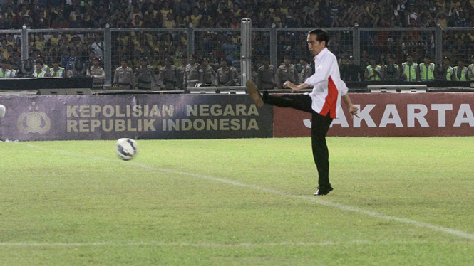 Presiden Joko Widodo menendang bola di Stadion Utama Gelora Bung Karno, Jakarta, beberapa waktu silam. 