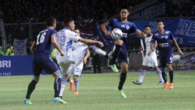 Pemain Arema Cronus, Ryuji Utomo, berebut bola di final Piala Bhayangkara lawan Persib Bandung.