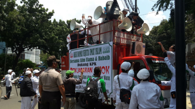 Massa FPI datangi gedung DPRD