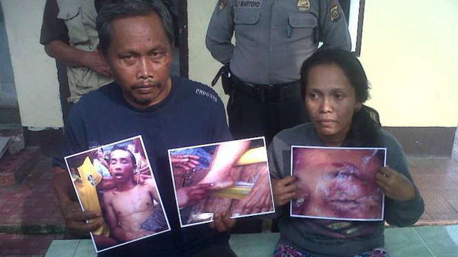  Sarmini, istri dari Supriyanto menunjukkan hasil foto suaminya yang tewas diduga usai dianiaya Brimob Sumatera Selatan, Senin (4/4/2016)