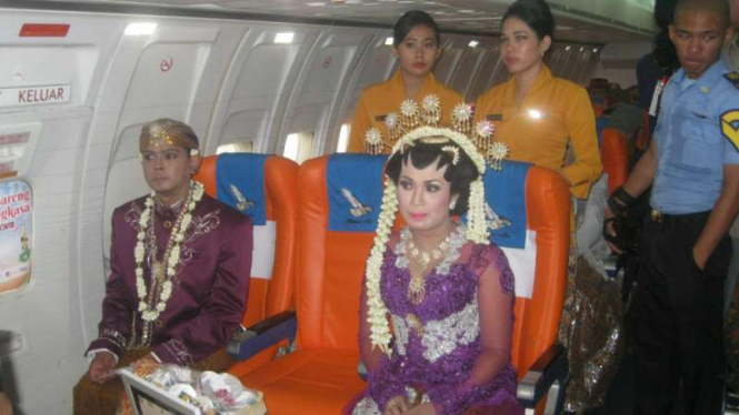 Sebanyak 21 pasangan pengantin menggelar nikah massal di pesawat Boeing di di Sekolah Tinggi Teknologi Kedirgantaraan (STTKD) Sewon Kabupaten Bantul Yogyakarta, Senin (4/4/2016)