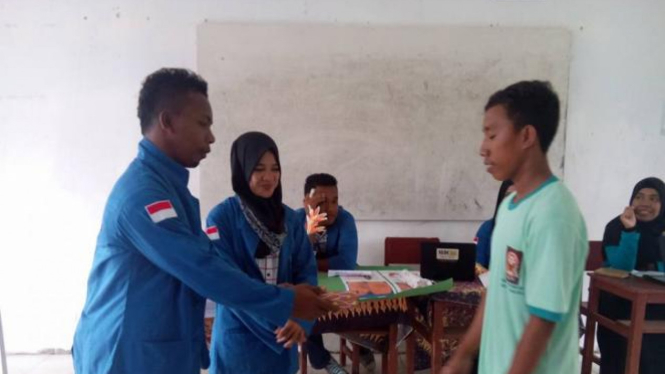 Samsul Talahatu didampingi Acha Supele dalam interaksi dengan siswa SMA Negeri 4 Seram Bagian Barat.