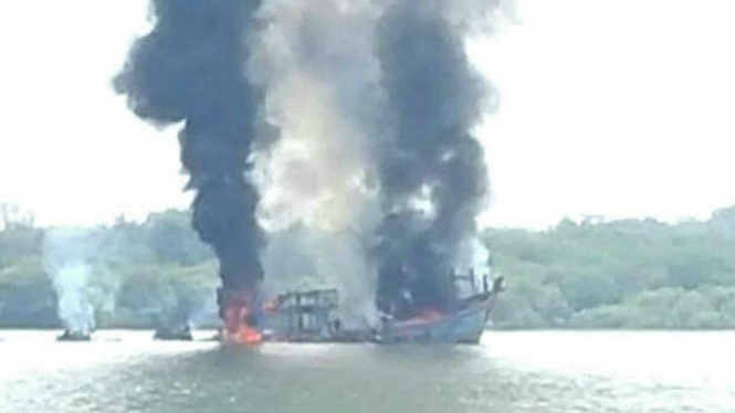 Pemusnahan tiga kapal terkait penangkapan ikan secara ilegal di Belawan, Sumatera Utara, Selasa, 5 April 2016.