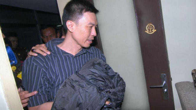 WN Singapura Lim Yong Nam dikawal petugas Imigrasi Klas 1 Bandara Soekarno Hatta, Tangerang, Banten, Kamis (31/3). Lim menjadi buronan Interpol setahun terakhir dan diekstradisi ke Amerika Serikat.