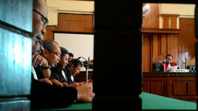  Suasana sidang praperadilan La Nyalla Mattalitti di Pengadilan Negeri Surabaya, Selasa (5/4/2016). La Nyalla merupakan tersangka dugaan korupsi dana hibah Kadin Jawa Timur Rp5 miliar.