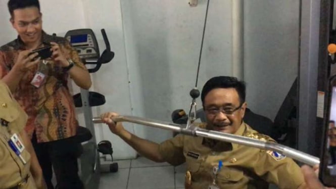 Wagub DKI Jakarta, Djarot Saiful Hidayat, mencoba alat fitnes di SMAN 2 Jakarta.