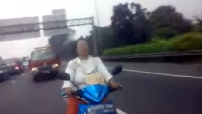 Ibu-ibu pengendara sepeda motor masuk tol di Tol Tangerang-Merak