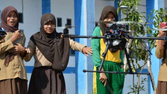 Siswa di SMA Pentagon Kaur Bengkulu belajar menggunakan drone