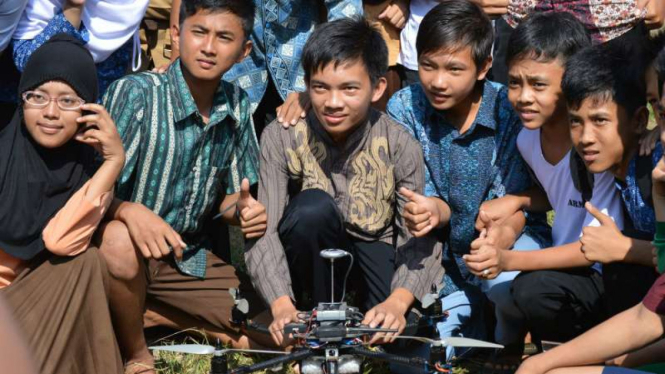 Aktivitas siswa di SMA Pentagon Kaur Bengkulu saat menerapkan praktik robotik bersama pesawat drone.
