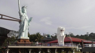 Selfie di Dekat Patung Liberty dan Merlion Banjarnegara