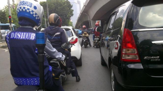 Petugas Dishub DKI Jakarta dengan sepeda motornya.