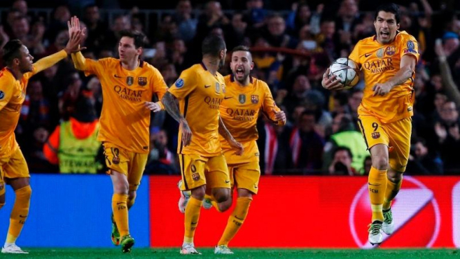  Pemain Barcelona rayakan gol Luis Suarez ke gawang Atletico
