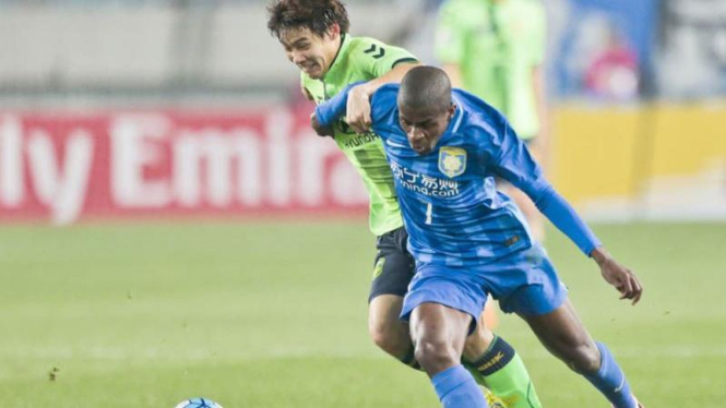 Gelandang Jiangsu Suning, Ramires (kostum biru)