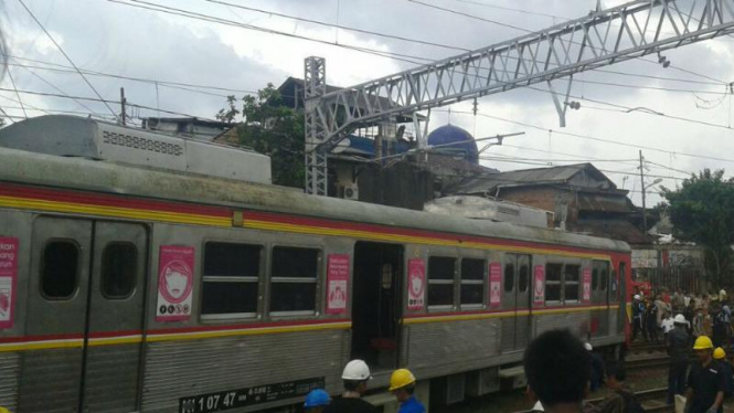 KRL 2472 anjlok di perlintasan Manggarai-Sudirman