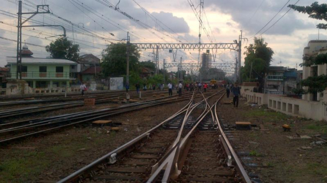 Pengguna menyusuri rel kereta akibat KRL anjlok di Manggarai 