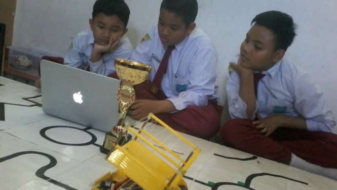 Tiga Siswa SD Muhammadiyah 4 Surabaya Menangkan RoboCup Singapura