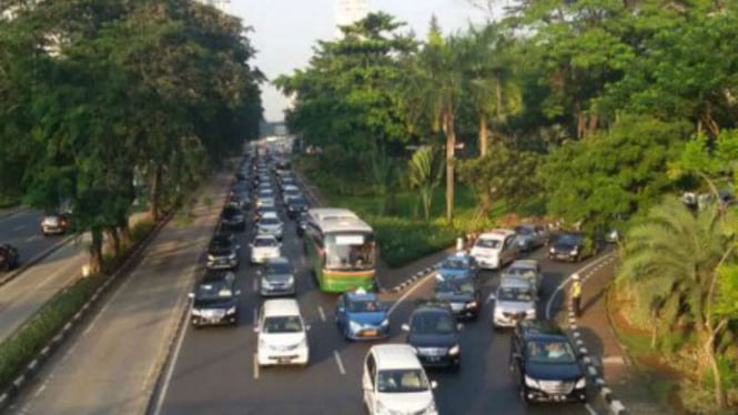 Lalu lintas di kawasan Jalan Jenderal Sudirman, Jakarta