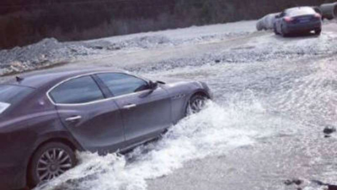 Sedan mewah dipaksa lewat jalur off-road.