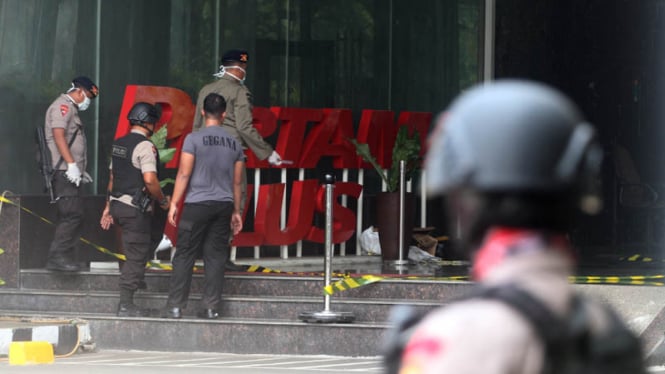 Tim Gegana melakukan identifikasi lokasi benda diduga ancaman bom di Gedung Pertamina, Jakarta