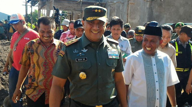 Panglima Kodam VII/Wirabuana, Mayor Jenderal Agus Surya Bakti, seusai meninjau lokasi pembangunan kantor Koramil Tamalanrea di Kota Makassar, Sulawesi Selatan, pada Kamis, 7 April 2016.