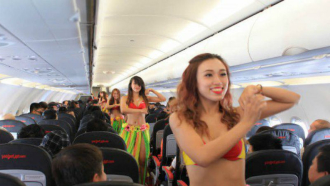 Pentas dengan menggunakan bikini pada penerbangan VietJet di Vietnam