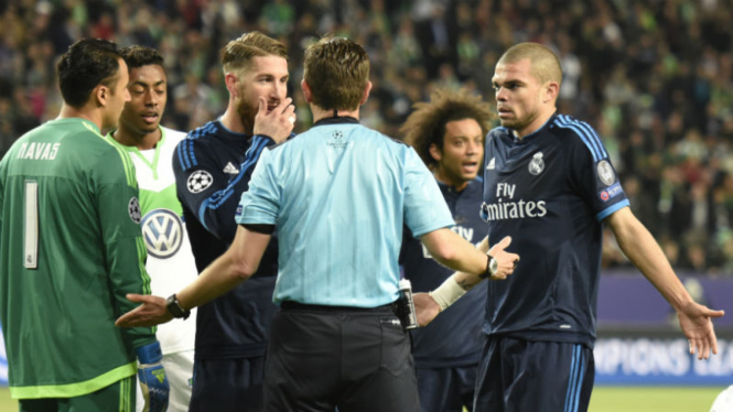 Bek Real Madrid, Pepe (kanan), bersama sang kapten Sergio Ramos.