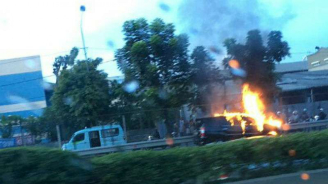 Mobil Innova terbakar di tol Kebon Jeruk, Kamis, 7 April 2016