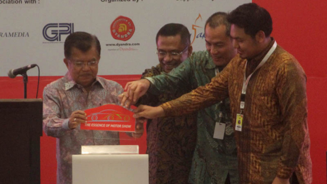Wakil Presiden Jusuf Kalla membuka pameran otomotif Indonesia International Motor Show (IIMS) 2016 di JIExpo, Kemayoran, Jakarta
