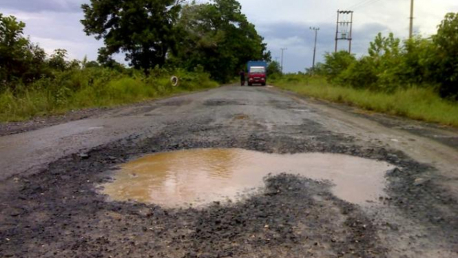 Jalan yang berlubang.