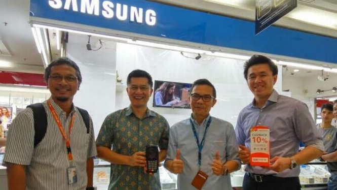  CEO TrueMoney Witami, Joedi Wisoeda (paling kiri) dan Director Retail Marketing Samsung Mobile Samsung Electronics Indonesia, Egidius Situmorang (kedua dari kanan).