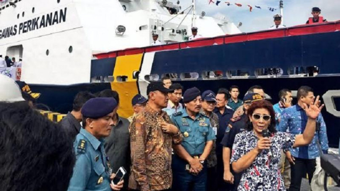 Menteri Susi terima kapal baru.