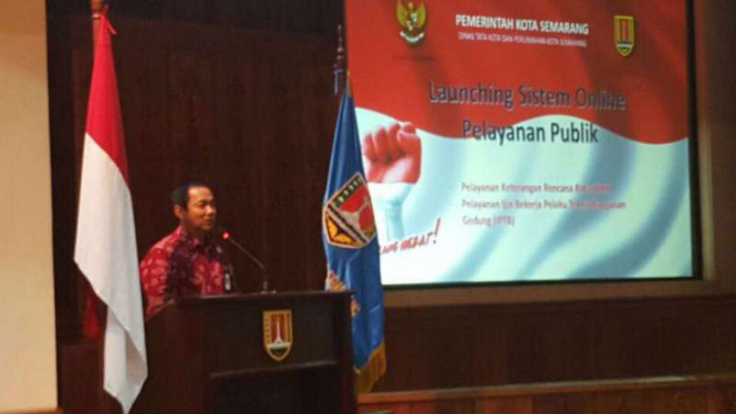 Wali Kota Semarang Hendrar Prihadi meluncurkan sistem perizinan secara online.