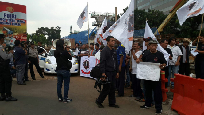 Puluhan sopir taksi konvensional gelar demonstrasi, Jumat, 8 April 2016.