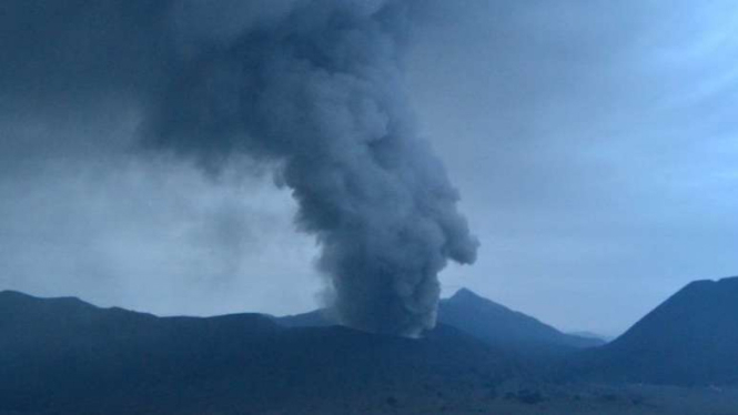 Ilusrasi gunung Bromo tengah erupsi.