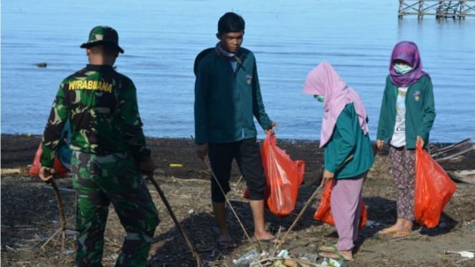 Bakti sosial membersihkan pesisir Pantai Bahari.