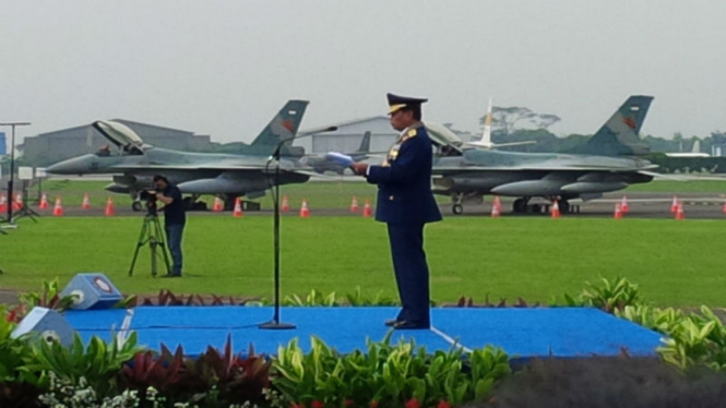 Kepala Staf TNI Angkatan Udara Marsekal TNI Agus Supriatna memimpin upacara HUT TNI AU ke-70
