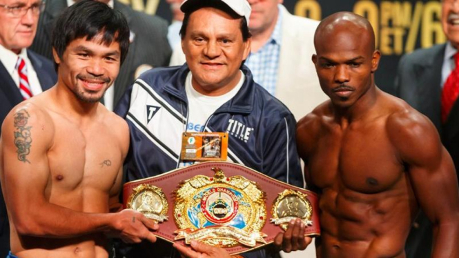 Manny Pacquiao (kiri) dan Timothy Bradley (kanan) dalam sesi timbang badan