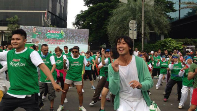 Denny Sumargo mengikuti flash mob dalam kegiatan car free day di kawasan Jalan MH Thamrin, Jakarta Pusat, pada Minggu pagi, 10 April 2016.