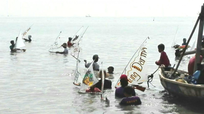 Lomba Perahu Mini di Pantai Kenjeran.